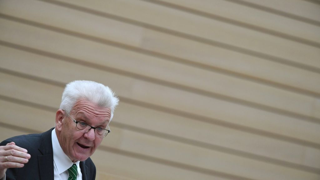  Ministerpräsident Kretschmann lässt sich im Landtag von seinen Grünen für die Reform der Bund-Länder-Finanzbeziehungen feiern. Doch die Opposition sieht das Verhandlungsergebnis deutlich kritischer. 
