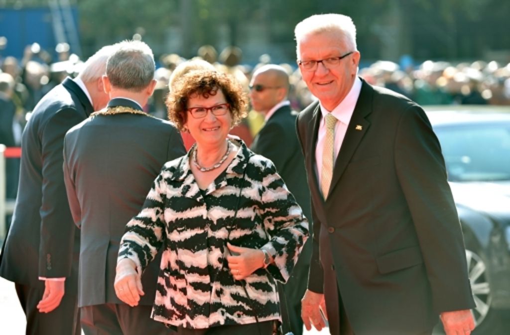 Baden-Württembergs Ministerpräsident Kretschmann und seine Frau kommen an der Alten Oper an.