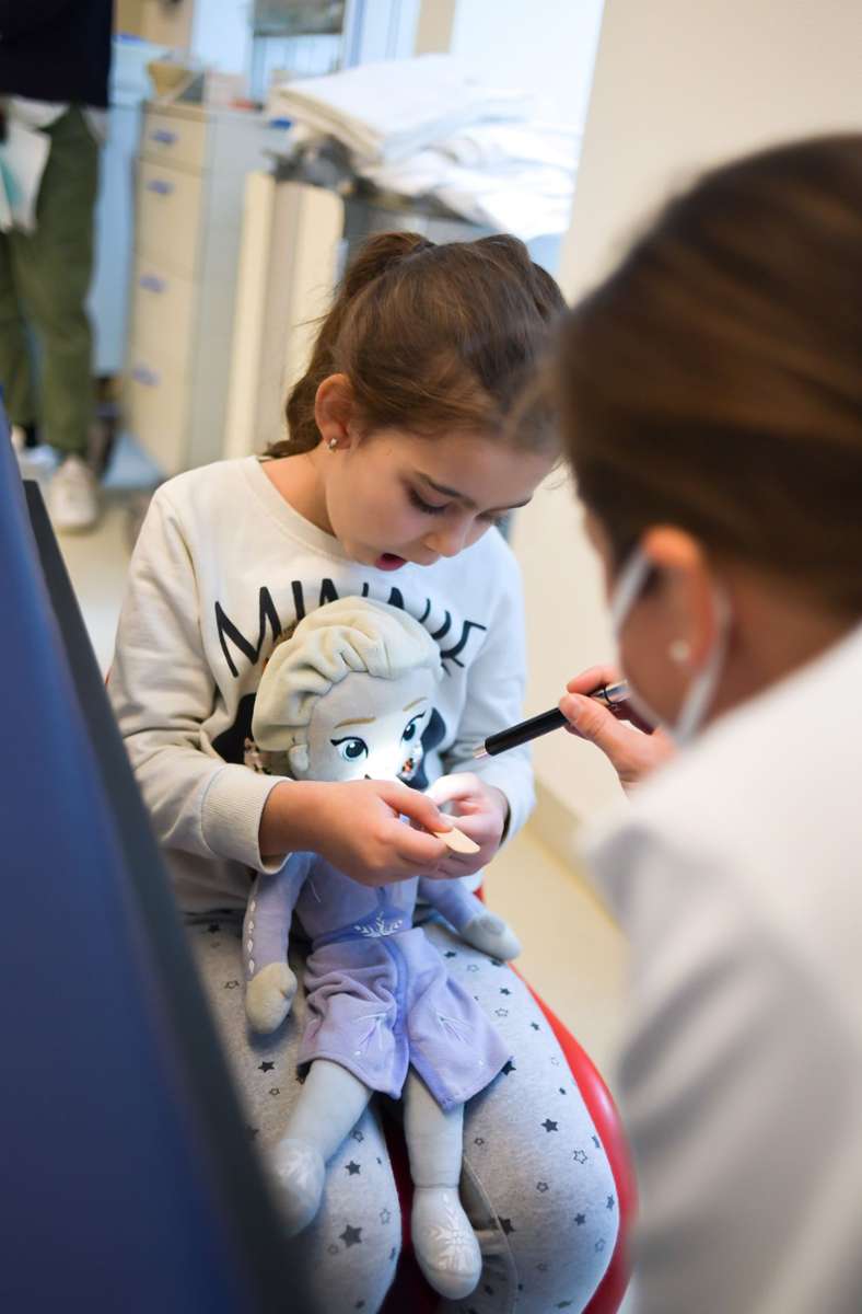 „Sag mal Ahhh“: Kinder assistieren den Ärzten.