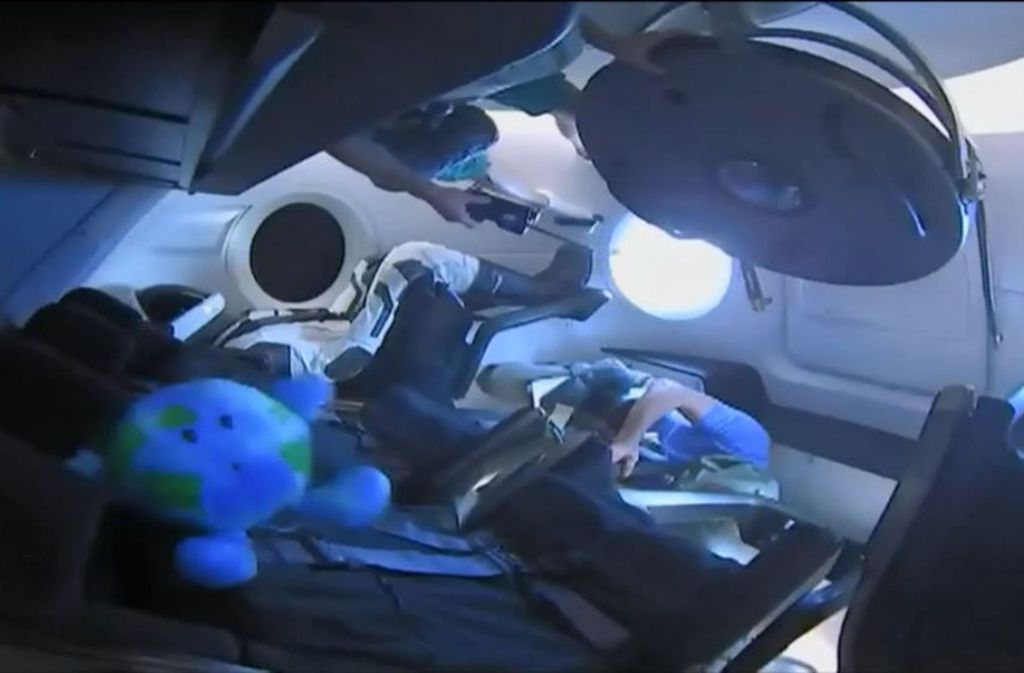 Kurz darauf betrat die Besatzung der Raumstation erstmals die Kapsel, in der sich eine Testpuppe befand.