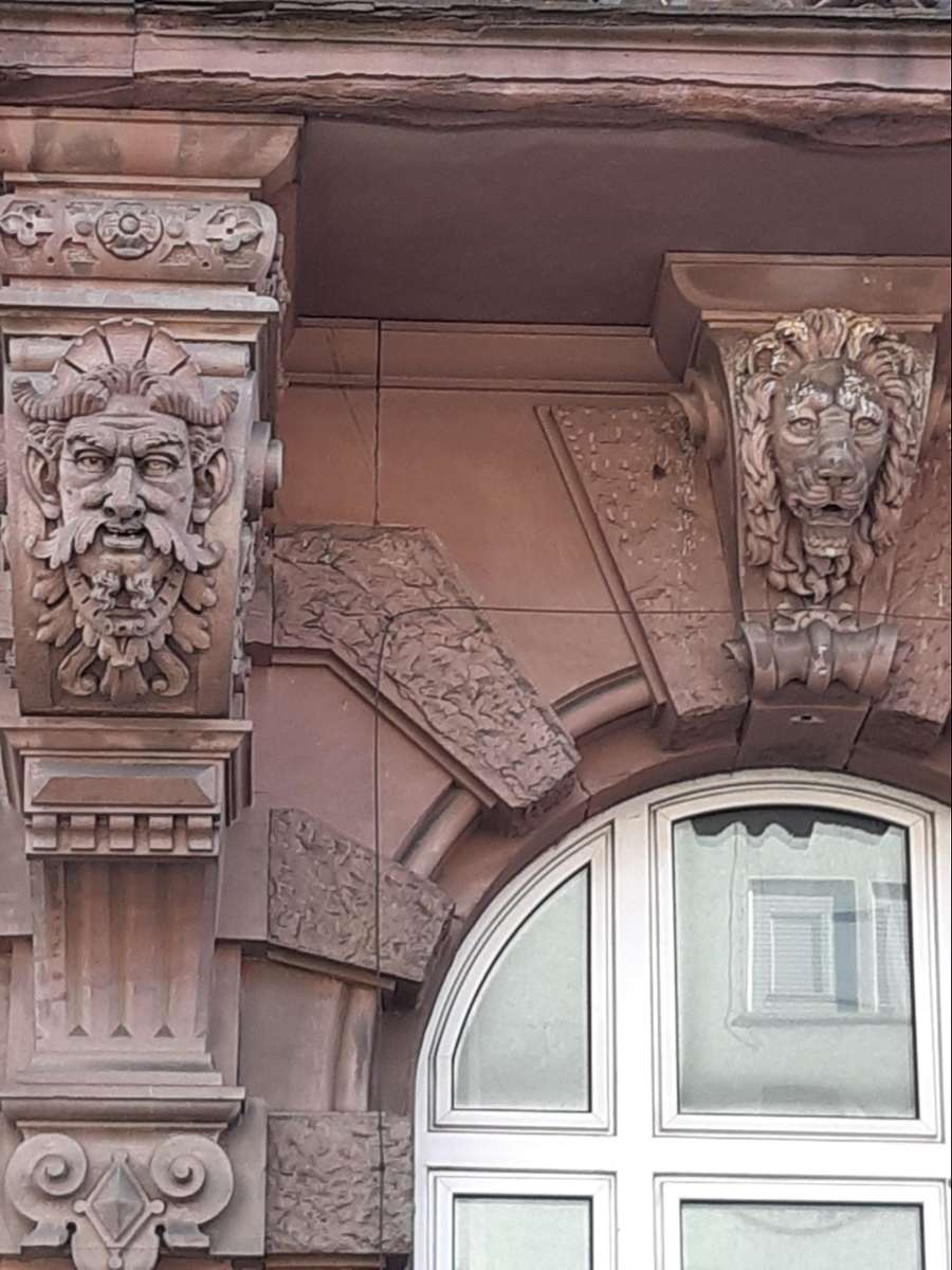 An der Hohenheimer Straße zwischen Bopser und Olgaeck finden sich einige schöne gründerzeitliche Fassaden. Diese Reliefs kann man von der Haltestelle Bopser aus sehen.