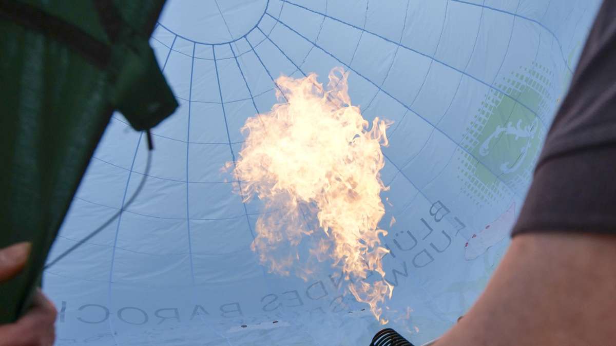 Die heiße Flamme treibt die Ballons nach oben.