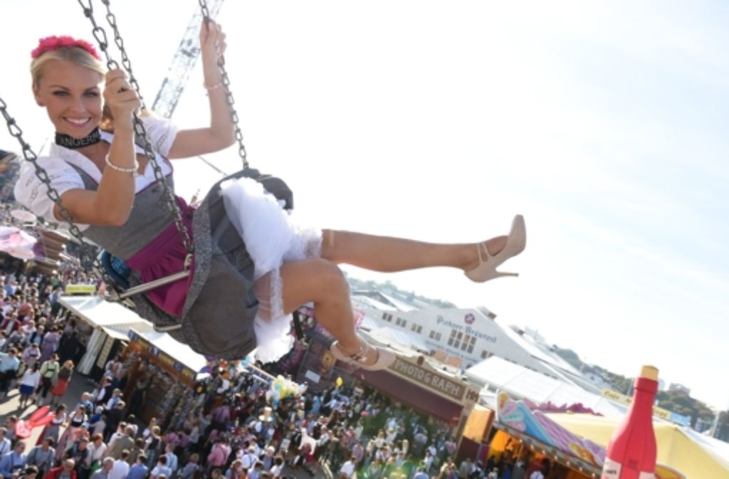 Das Wiesn-Playmate Denise Cotte fährt auf dem Münchner Oktoberfest im Kettenkarussell. Das größte Volksfest der Welt geht am 5. Oktober zu Ende.