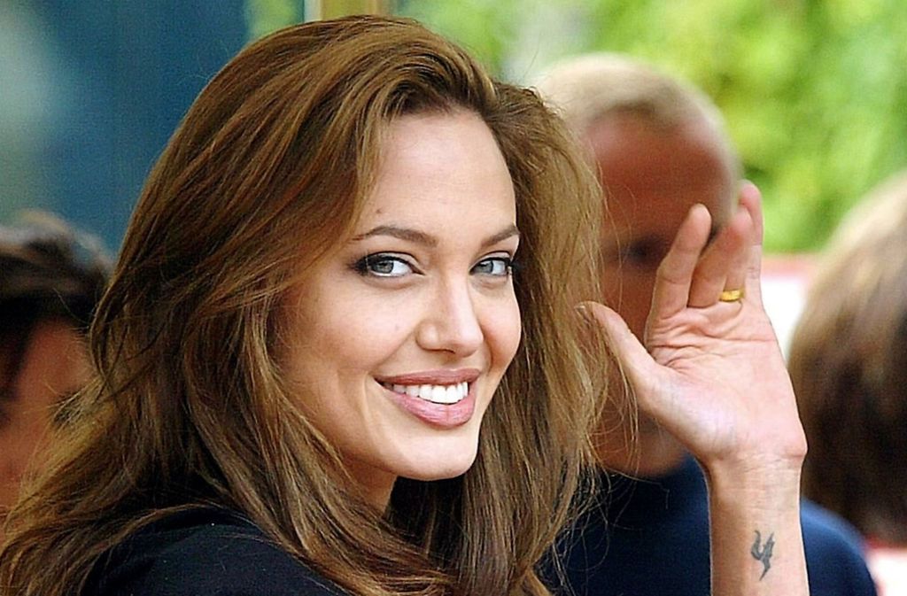 Winke, winke, Jungs! Angelina Jolie wird 2004 von den Lesern des US-Männermagazins „Esquire“ zur „aufreizendsten Frau“ der Welt gewählt. Die damals 29-Jährige gewann die Umfrage nach der „sexiest woman alive“, die das Magazin jährlich veranstaltet, knapp vor der ebenfalls Oscar-gekrönten Halle Berry. Foto: CLAUDIO ONORATI dpa