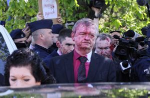 Demonstranten übergießen Russlands Botschafter mit Farbe