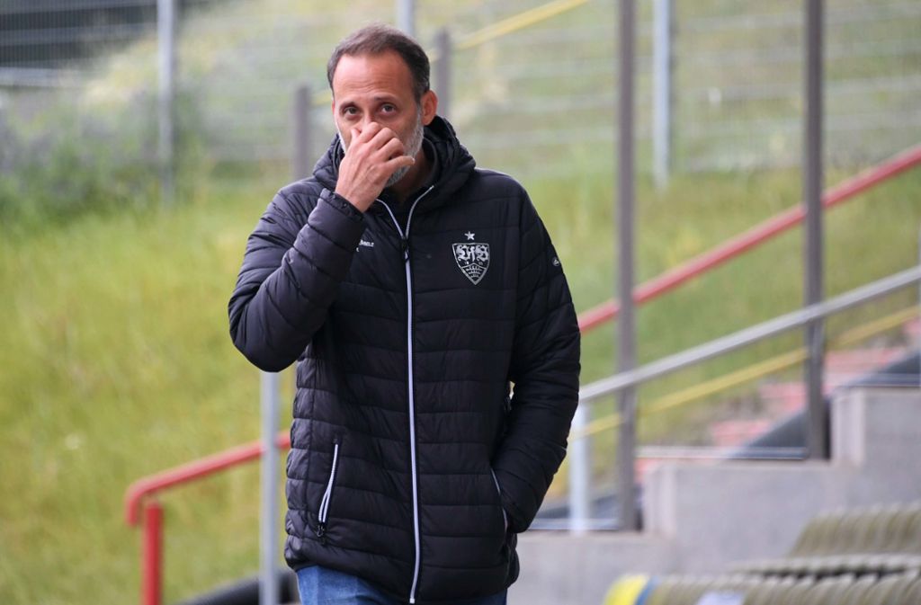 VfB-Coach Pellegrino Matarazzo betritt das Stadion.