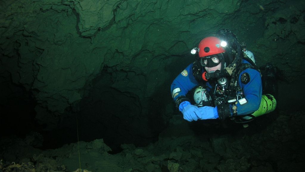  Deutschlands tiefste Unterwasserhöhle ist länger als bisher bekannt. Der Taucher Salvatore Busche meißelte sich durch die Engstellen der Wimsener Höhle, quetschte sich in Felsspalten und fand, was er jahrelang gesucht hat: eine Fortsetzung. 