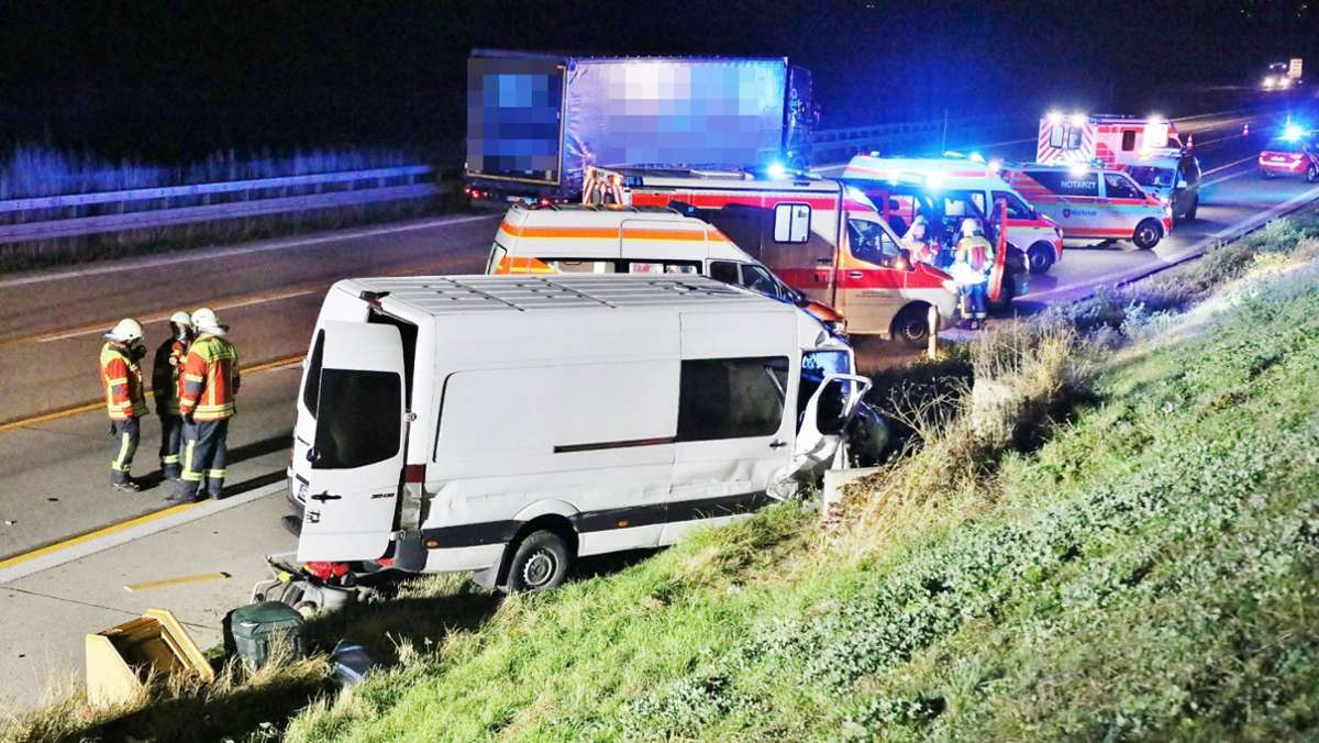 A8 bei Esslingen: Kleinbus fährt gegen Absperrwand – neun Verletzte