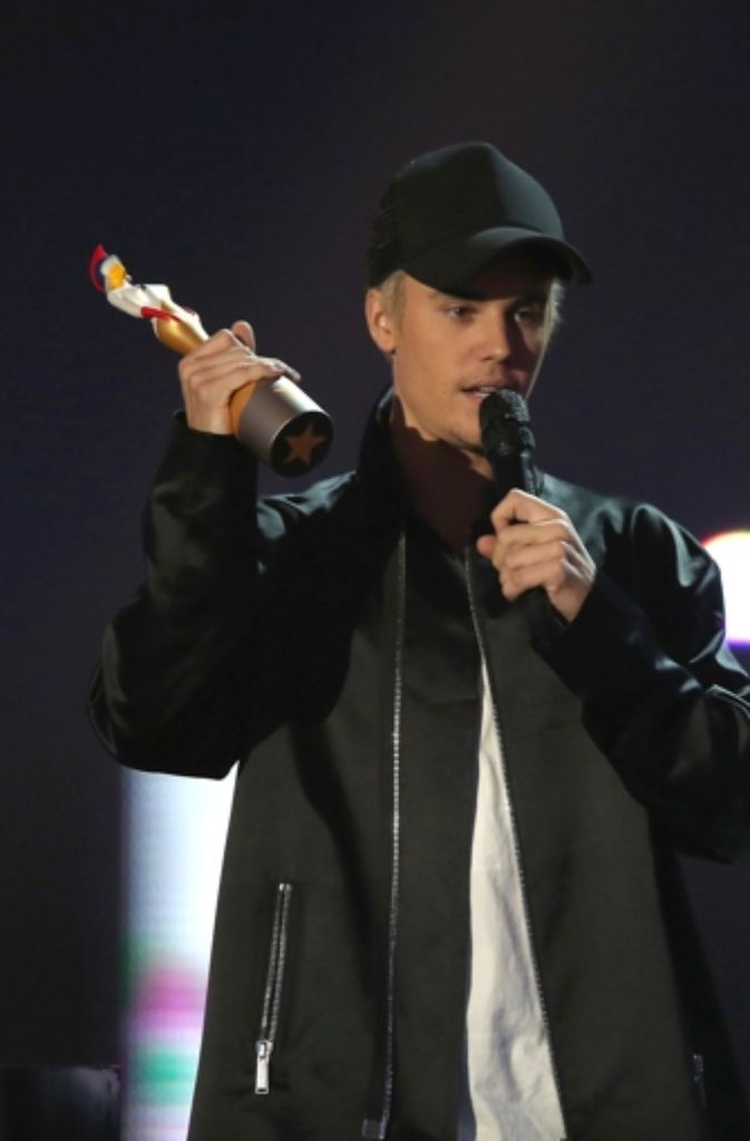 Der kanadische Popsänger Justin Bieber gewinnt den Award als bester internationaler Sänger.