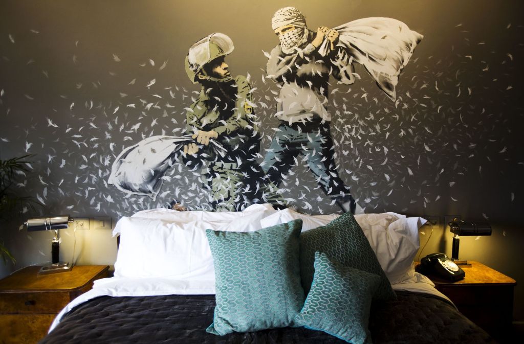 Ein Wandbild des britischen Street-Art Künstlers Banksy mit einem israelischen Soldaten und einem Palästinenser bei einer Kissenschlacht ziert ein Zimmer des „The Walled Off Hotel“ in Bethlehem.