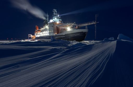 Es war  die größte Arktis-Expedition aller Zeiten: Im September 2019 machte sich der deutsche Eisbrecher „Polarstern“ auf den Weg und driftete eingefroren für ein Jahr durch die Eiswüste nahe des Nordpols. Foto: Steffen Graupner/rbb/AWI/dpa