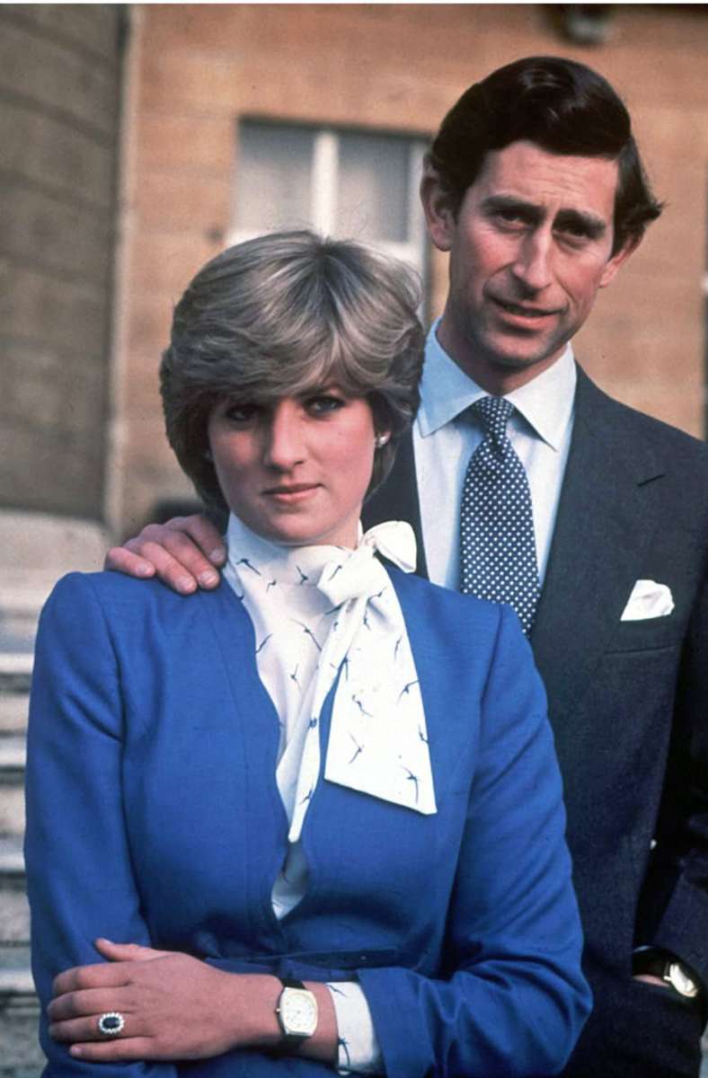 Seine Mutter Elizabeth dürfte über das turbulente Liebesleben ihres Sohnes besorgt gewesen sein. Erst die Kindergärtnerin Lady Diana Spencer scheint angemessen, die Frau des zukünftigen Königs zu werden.