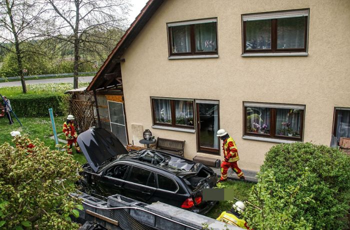 Spektakulärer Unfall in Aidlingen: Auto überschlägt sich und landet auf Rädern in Garten