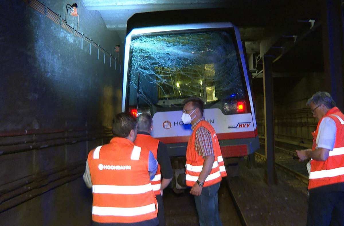 Die U-Bahn der Linie U1 habe den Bohrer abgerissen und dabei im vorderen Teil Schäden erlitten, sagte ein Hochbahnsprecher. Foto: dpa/Steven Hutchings