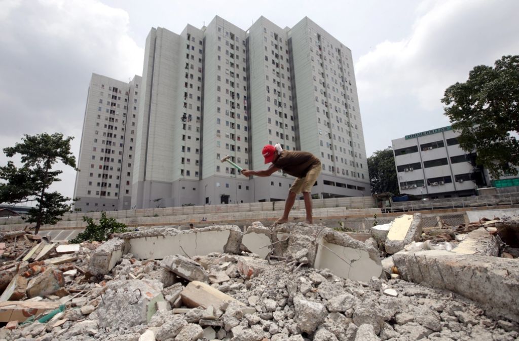 31,32 Millionen Menschen leben in der Metropolregion Jakarta in Indonesien. Ein Mann zerstückelt Beton, um Eisenteile zu sammeln: Etwa elf Prozent der Bevölkerung leben in Indonesien unterhalb der Armutsgrenze, wie das Indonesische Zentralbüro für Statistik im September bekannt gab.