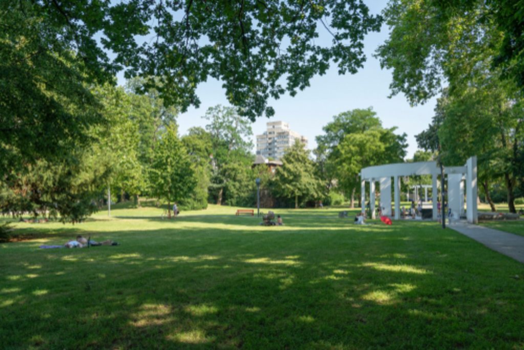 Unweit von Frankfurts boomender Banken-City findet sich dieses grüne Klein-Od. Der Metzlerpark ist der ideale Picknick-Ort. Wer zuvor oder danach auch noch schöne Künste genießen möchte: das Museum für Angewandte Kunst und das Museum der Weltkulturen ist umgeben vom Metzlerpark.