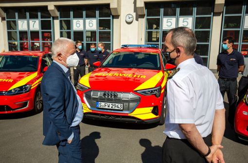 Georg Belge (rechts), Leiter der Branddirektion Stuttgart, erklärt Oberbürgermeister Fritz Kuhn  die neuen Elektro-Fahrzeuge im Fuhrpark. Foto: Lichtgut/Leif Piechowski