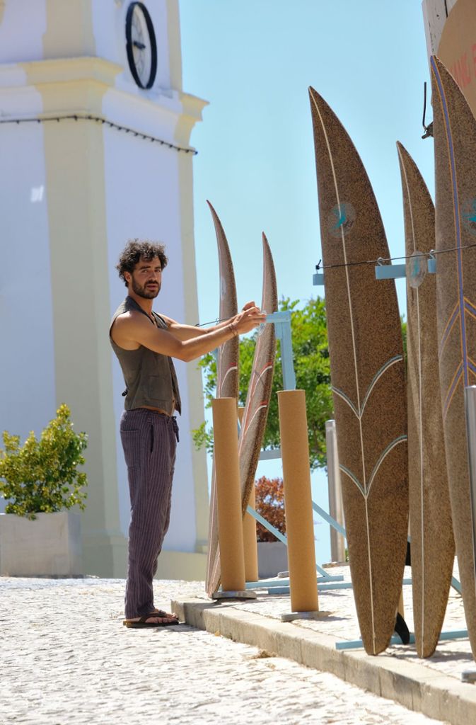 Miguel Silva (Giovanni Funiati), Surflehrer und ehemaliger Werkstoffstudent, ist bekannt für seine Surfbretter, die er aus gesammeltem Plastikabfall und Kork selbst herstellt.