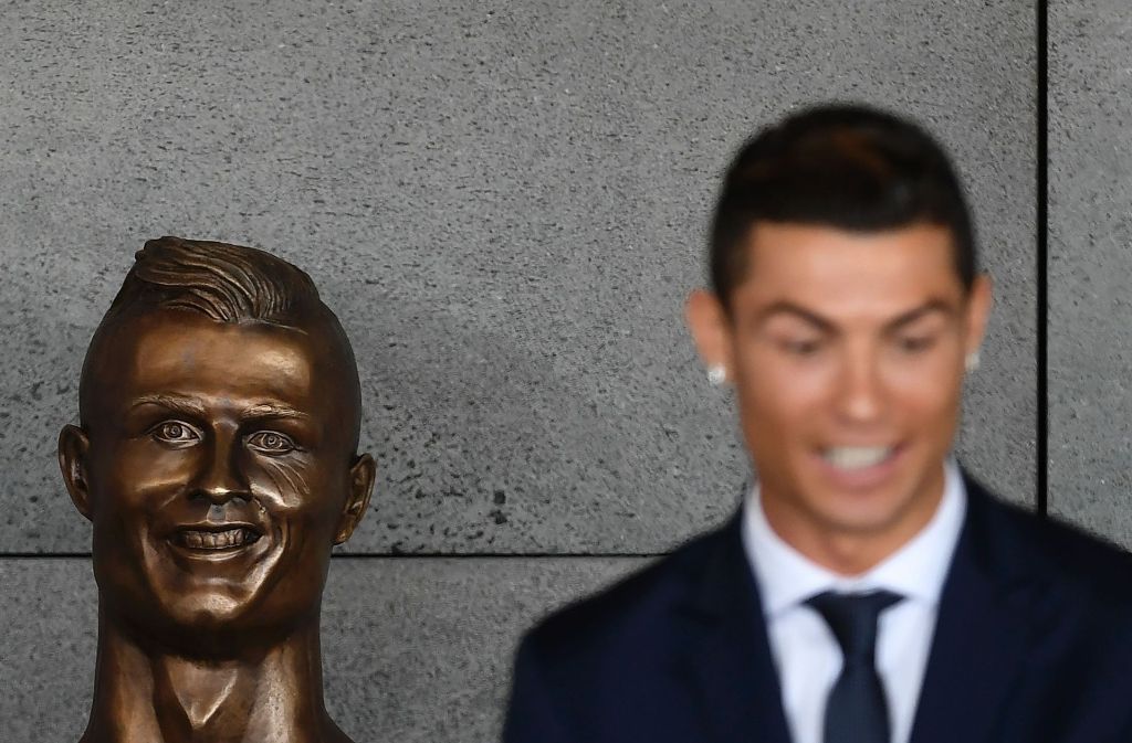 Gut getroffen oder weit verfehlt? Bei der Einweihung des Flughafens auf Madeira machten sich einige Gäste über die Nachbildung von Cristiano Ronaldo lustig.