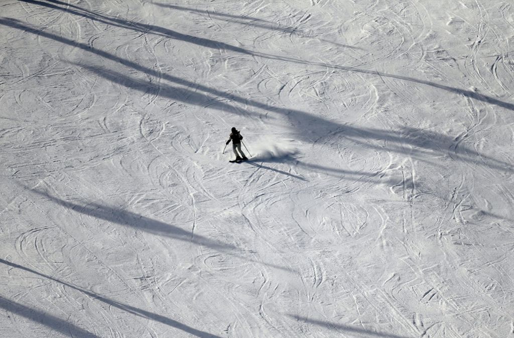 Eine Frau fährt mit Skiern in Winterberg, Nordrhein-Westfalen, einen Berg hinunter.