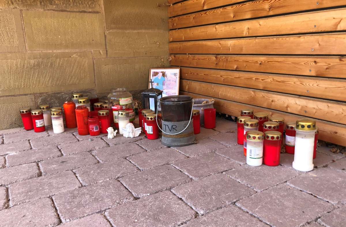 Der Tatort heute: Die Kerzen, die in den Tagen nach der Tat vor dem Sandsteingebäude abgestellt wurden, hat jemand in eine Nische neben dem Eingang geräumt. Auch das Foto von den Opfern ist noch da.