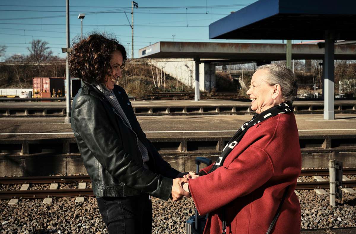 Willkommensfreude: Niki Odenthal (Ursula Werner, re.) besucht ihre Nichte Lena (Ulrike Folkerts) in Ludwigshafen, das der alten Dame allerdings zu provinziell ist.