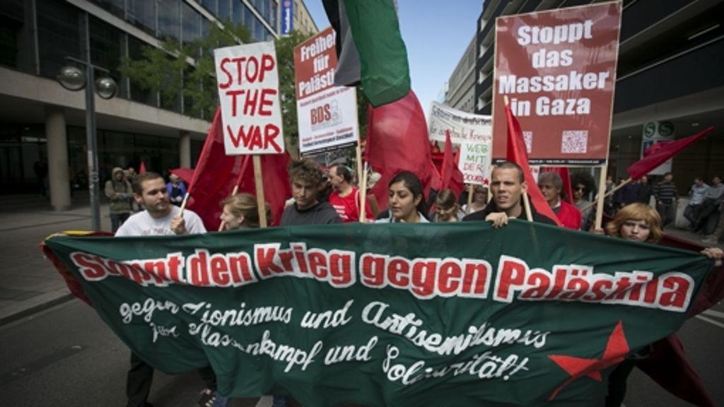  Rund 200 Menschen haben am Samstag in Stuttgart an der Solidaritätsdemonstration für die Bevölkerung im Gazastreifen teilgenommen. Abseits der Demonstration kam es zu einer rechtsextremen Provokation. Die Veranstaltung verlief jedoch friedlich. 
