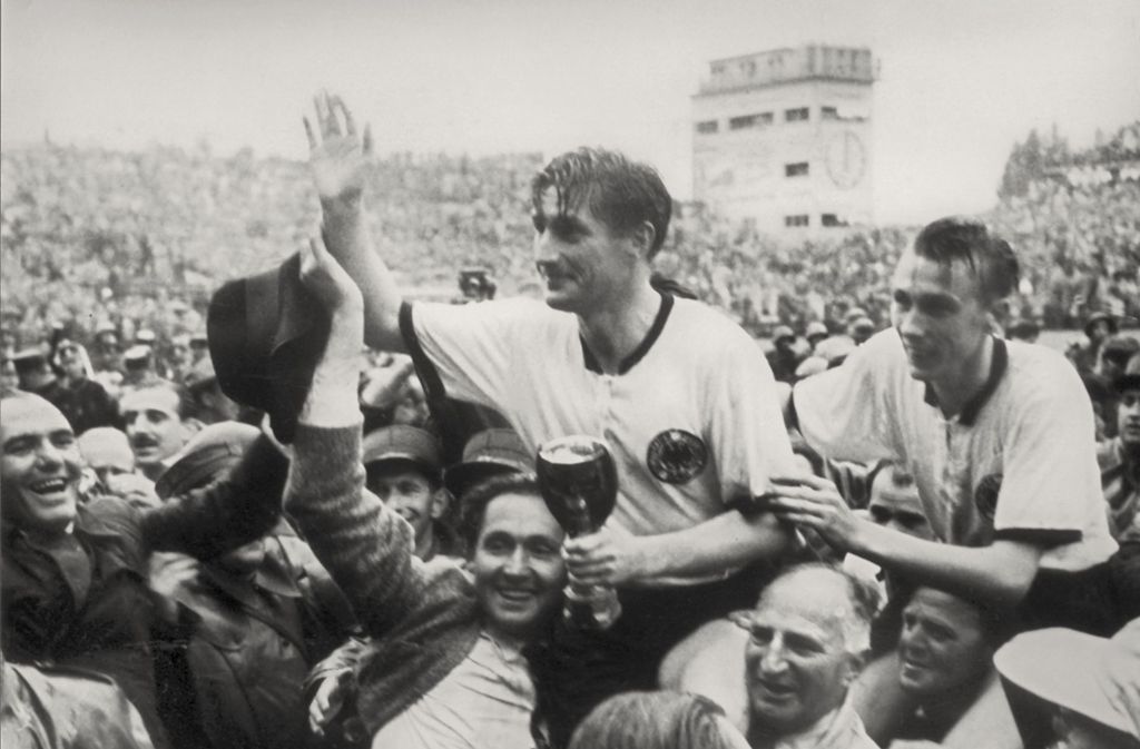 Die begeisterten Anhänger tragen 1954 nach dem WM-Sieg in Bern Fritz Walter und Horst Eckel (rechts) vom Feld.