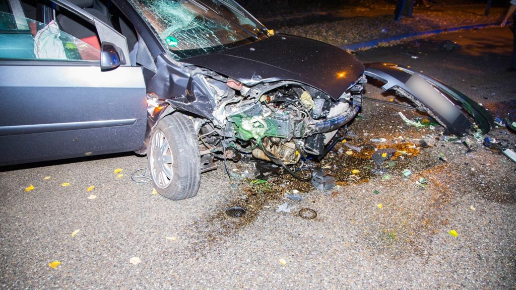 Blaulicht aus der Region Stuttgart: Zwei Mädchen werden bei Autounfall schwer verletzt
