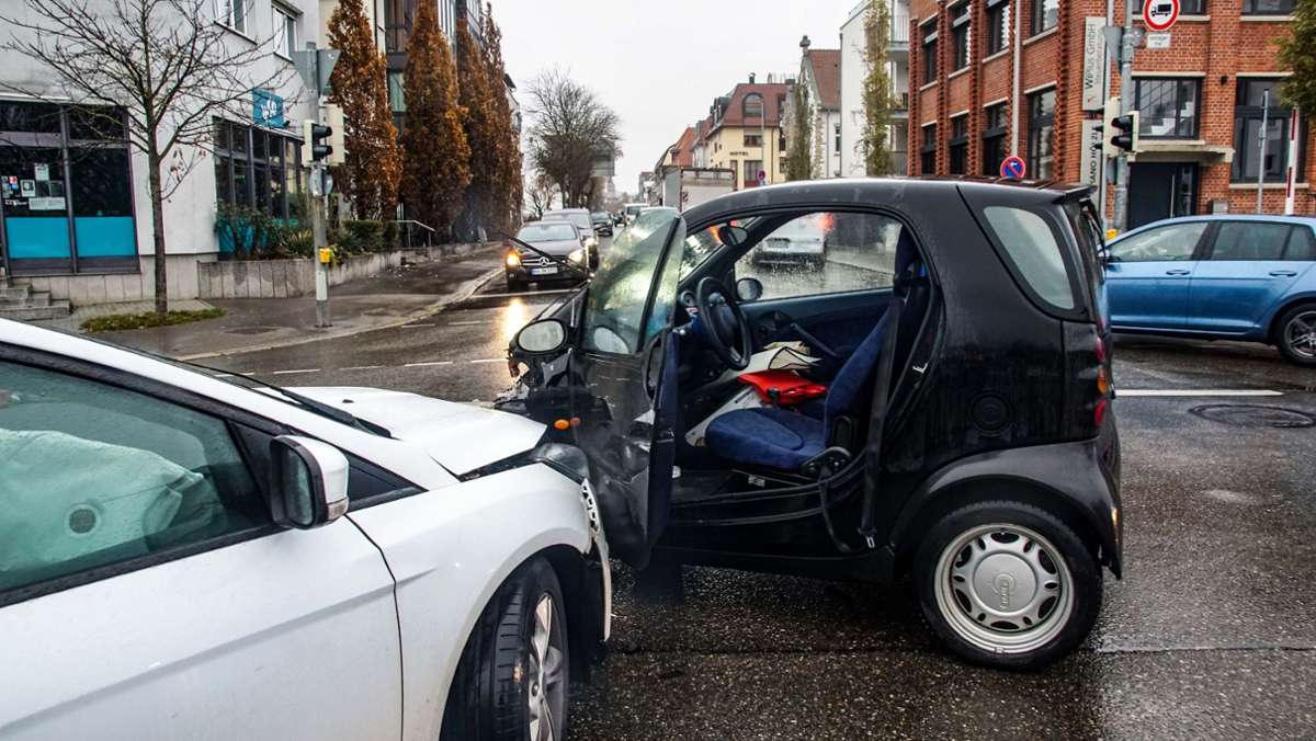 Unfall in Sindelfingen: Smart-Fahrer übersieht rote Ampel