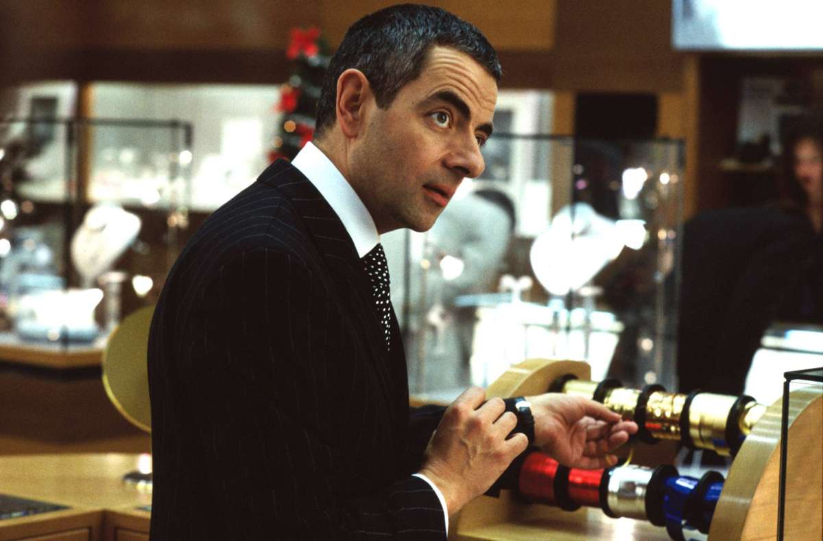 Er packt ein und packt ein und packt ein: Verkäufer Rufus (Rowan Atkinson) raubt Harry (Alan Rickman) in der Schmuckabteilung den letzten Nerv.