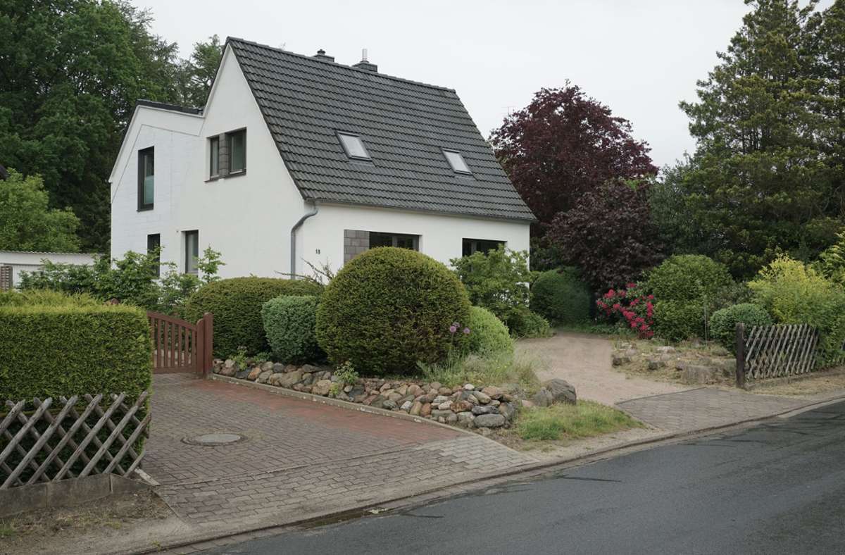 Ein Projekt in Ahrensburg: Dieser in Deutschland sehr häufige Typus eines Siedlungshauses wurde auf ungewöhnliche Art erweitert.