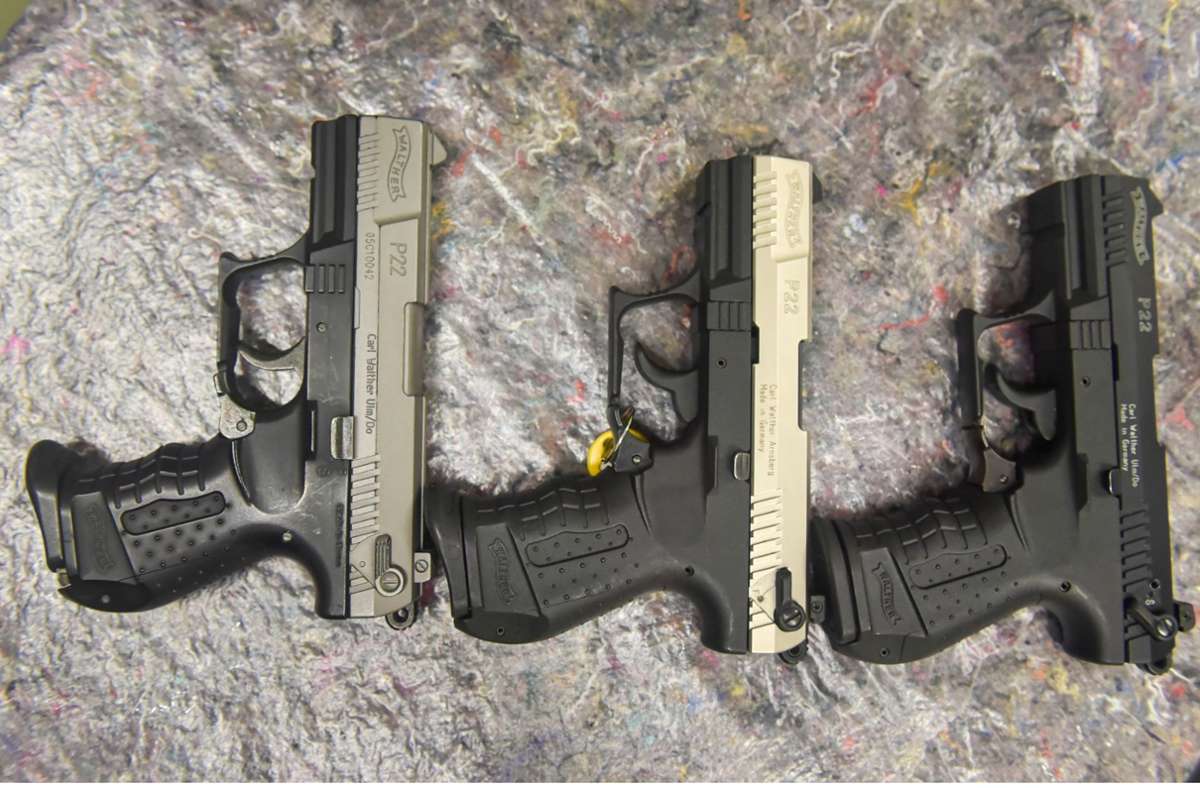 Eine Walther P22 als Spielzeug- und Schreckschusspistole sowie als scharfe Waffe (von links)