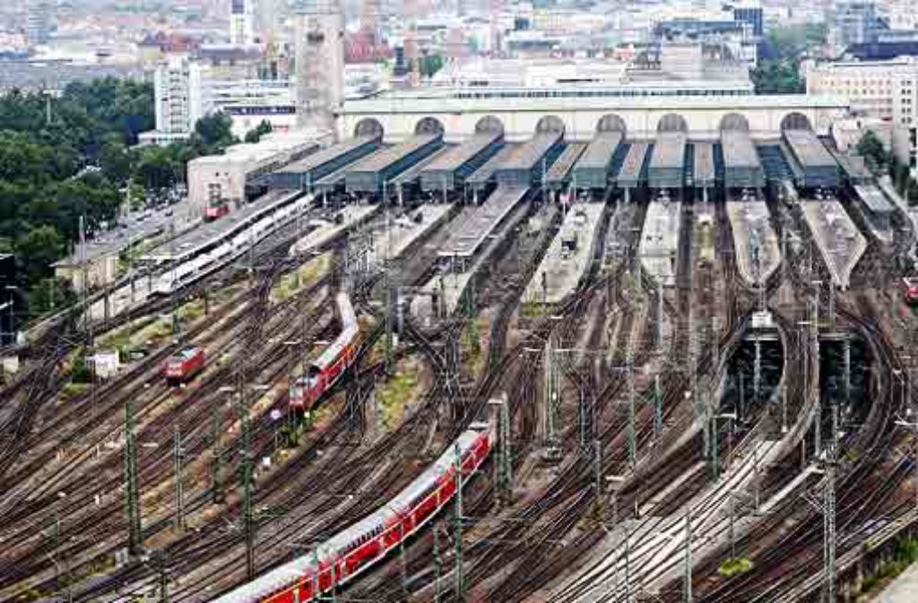 Laut Bahn-Chef Rüdiger Grube und Verkehrsminister Peter Ramsauer ist zu wenig Geld vorhanden, um alle wichtigen Schienenstrecken rechtzeitig zu beginnen oder fertigzustellen.
