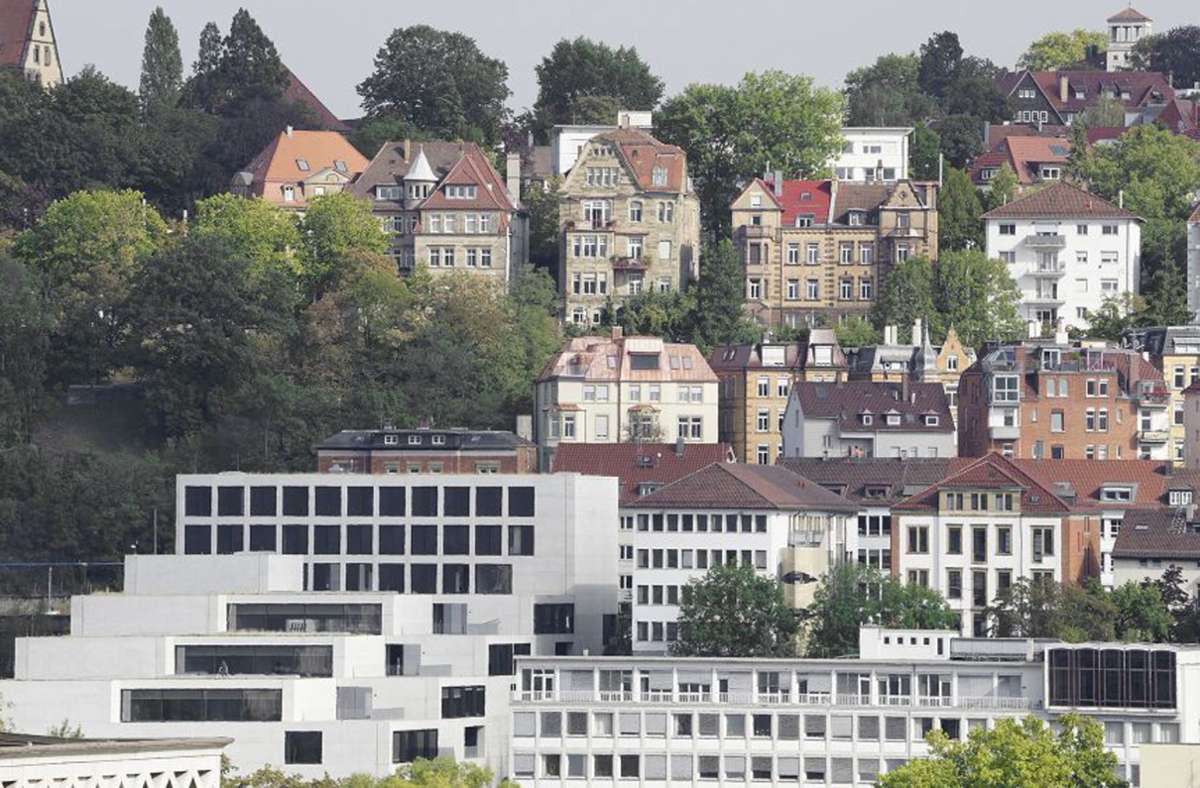 Nachverdichtung mitten in der Stadt – funktioniert vertikal. Ein Dachaufbau eines Mehrfamilienhauses (das Haus mit dem Kupferdach rechts neben den Bäumen) schafft neuen Wohnraum für Mieter in Stuttgart.