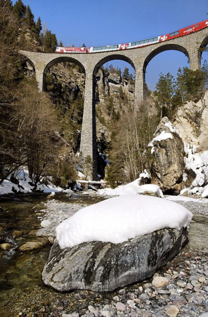 136 Meter lang, 65 Meter hoch – Landwasserviadukt: Die Eisenbahnbrücke in der Nähe des Bahnhofs Filisur gehört zum Netz der Rhätischen Bahn im schweizerischen Kanton Graubünden und ist seit 2008 Unesco-Weltkulturerbe. Mehr als 22 000 Züge queren das aus dunklem Kalkstein erbaute Meisterwerk, das auf fünf Pfeilern ruht.