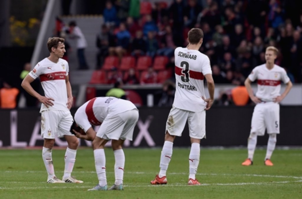 Die Spieler des VfB Stuttgart sind nach der 3:4-Niederlage in Leverkusen am Boden zerstört.