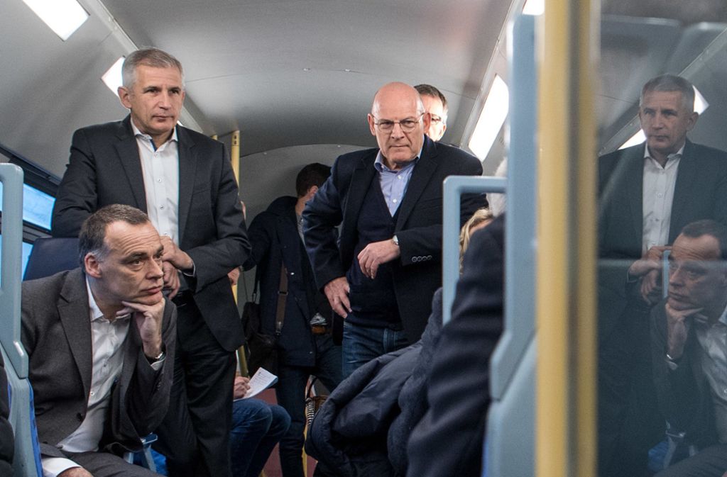 Sven Hantel (links, im Stehen) hielt die Kontakte zur Politik im Land, wie etwa bei einer gemeinsamen Zugfahrt mit Verkehrsminister Winfried Hermann (Grüne, r.) Foto: dpa