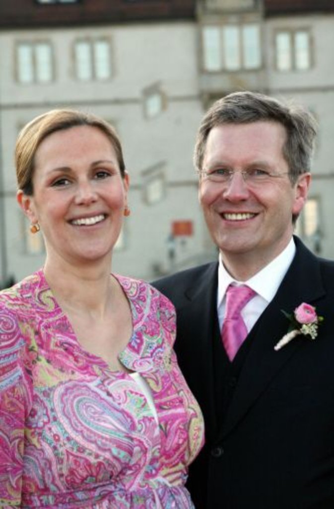 Rückblende: Christian Wulff ist noch Ministerpräsident von Niedersachsen, als er die PR-Expertin Bettina Körner 2006 kennenlernt. Nach Wulffs Scheidung im Februar 2008 heiraten die beiden, ...