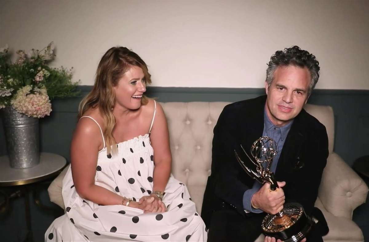 Mark Ruffalo (mit seiner Frau Sunrise Coigney) bekam den Emmy für seine Hauptrolle in „I Know This Much is True“.