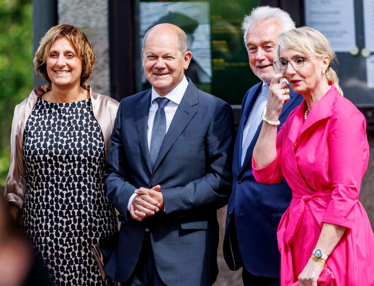 Auch bei der Trauung dabei: Bundeskanzler Olaf Scholz (SPD, 2.v.l) und seine Frau Britta Ernst (l) sowie Wolfgang Kubicki (FDP), Bundestagsvizepräsident, und seine Frau Annette Marberth-Kubicki.