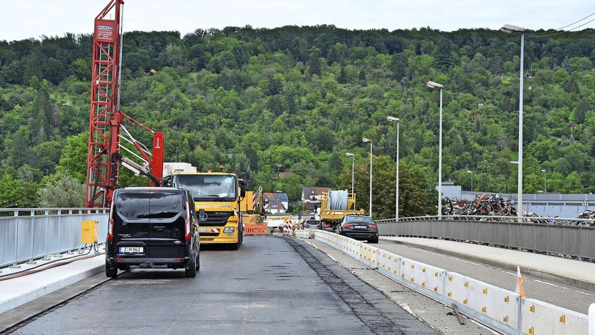 Die Otto-Konz-Brücke und die verlängerte Hafenbrücke in Plochingen sind seit Monaten ein Nadelöhr. Unter der Sanierung leiden die Autofahrer und die Firmen im Hafen. Auf der ersten Brückenseite sind die Arbeiten demnächst abgeschlossen. 