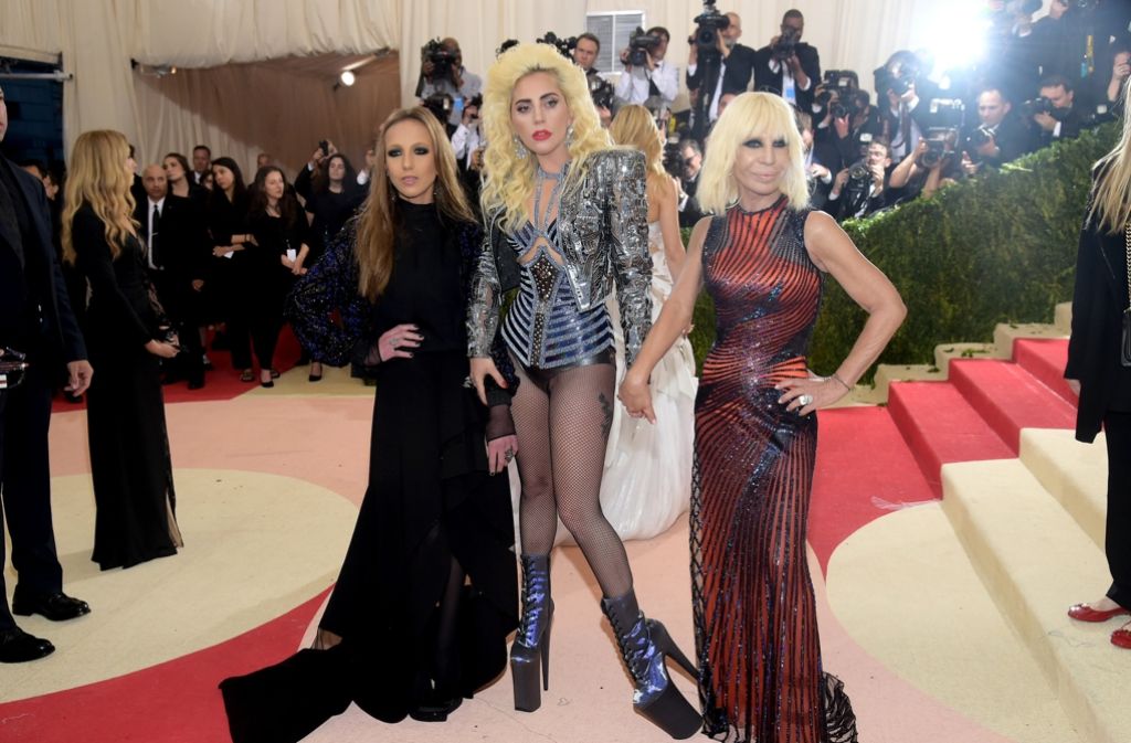 Allegra Versace (v.l.), Sängerin Lady Gaga und Donatella Versace auf dem roten Teppich in New York.