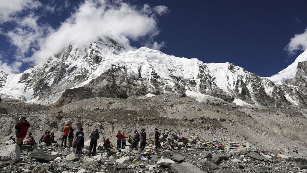  Am Mount Everest, dem höchsten Berg der Welt, liegen die sterblichen Überreste von rund 200 verunglückten Bergsteigern und Sherpas. Sie zu bergen ist nicht nur schwierig und kostspielig, sondern auch lebensgefährlich. Tourenveranstalter bieten nun ihre Hilfe an. 