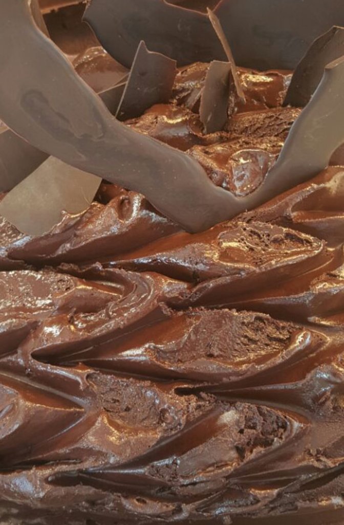Der Eisklassiker Schokolade als Sorbet-Kreation - die Gäste der Eisdiele Santin schleckens kugelweise.