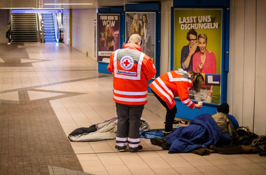 Die DRK-Mitarbeiter kümmern sich auch um Obdachlose in den S-Bahn-Stationen.