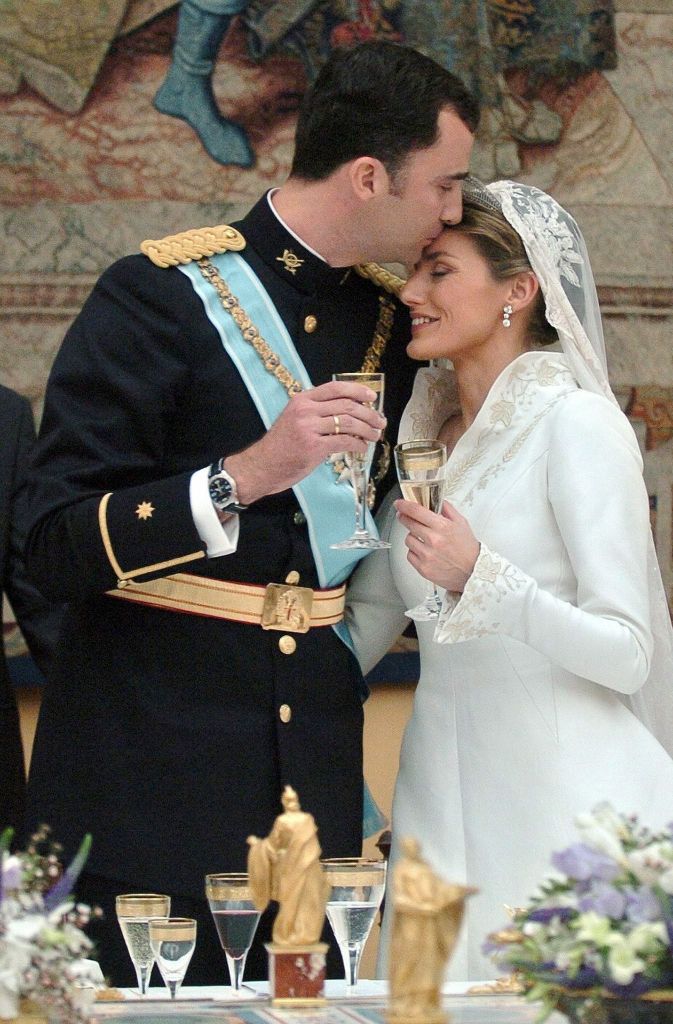 Küssten sich damals noch als Thronfolger, heute sind sie König und Königin: Felipe und Letizia von Spanien, ebenfalls im Mai 2004.