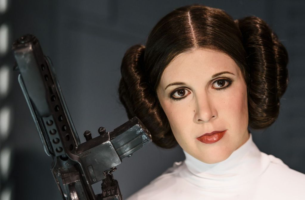 So ist Carrie Fisher den meisten Filmfreunden in Erinnerung: als kampfbereite Prinzessin Leia Organa in Star Wars.