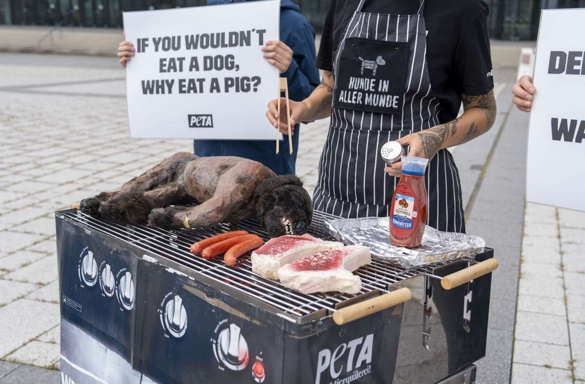 Tierschützer von Peta protestierten gegen die Veranstaltung.