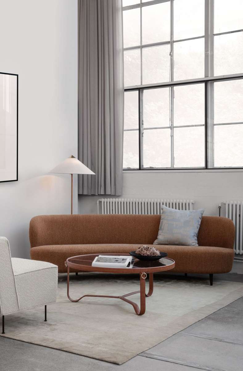 Macht sich gut in Kombination mit Grau: Terrakotta-farbenes Sofa von Gubi . . .